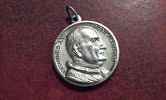 Pope Paulus VI Johannes XXIII PONT. MAXIMVS Medal Pendant Silver-Tone Metal