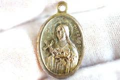 Vintage Saint Thresa Pray For Us Vintage Silver Plate 26MM Oval Medal Italy