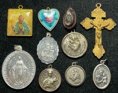 CATHOLIC RELIGIOUS PENDANTS / MEDALS /CROSS LOT C29