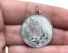 Sterling Silver Rhodium Plate Serenity Prayer Praying Hands Charm Pendant – 3.6g