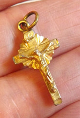 Religious gold tone ornate sunburst INRI Jesus Christ cross charm pendant medal