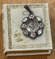 1929 SILVER MIRACULOUS MEDAL W/PINK GUILLOCHE ROSES RHINESTONES BOOK BOX ORIG