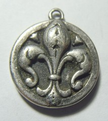 1920s antique silver tone metal Fleur de Lis cross motif collector pendant 54437